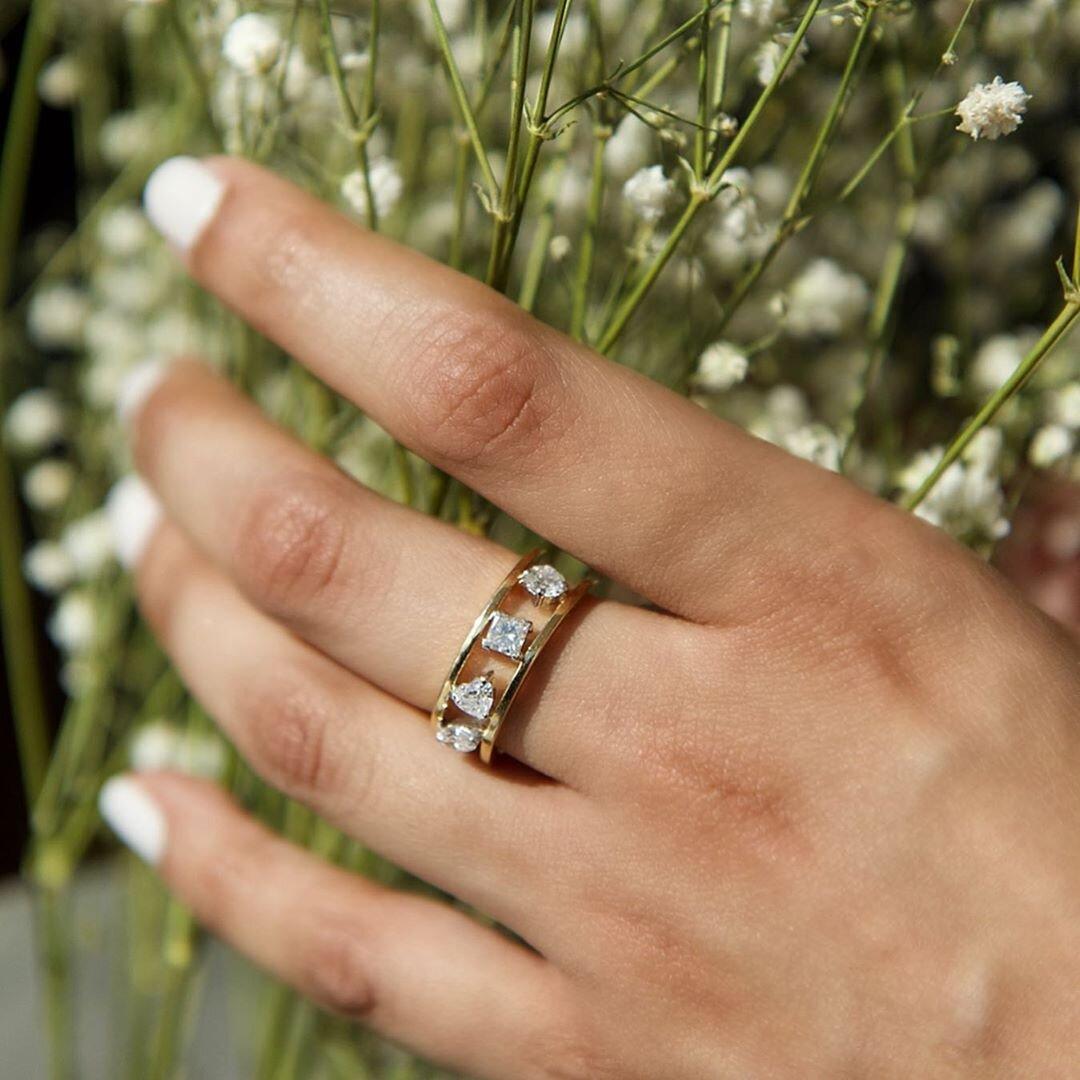 Linear Floating Ring – Swati Dhanak